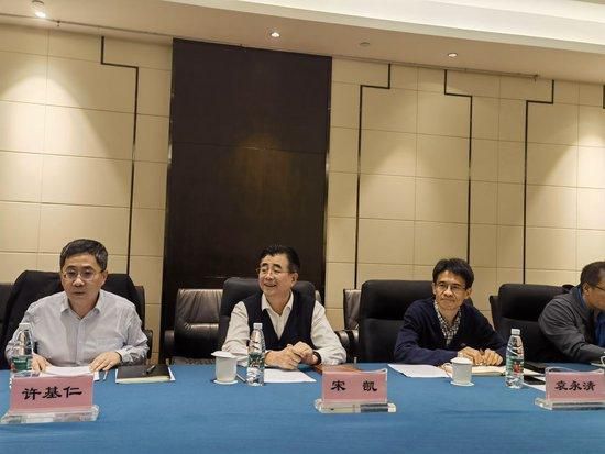 还有观众表示，;不仅有港式警匪片的元素，爆炸、打斗、枪战、追逐，剧情也让人非常惊喜，角色和故事比第一部更丰满，超出期待